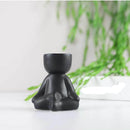 Vaso Decorativo de Cerâmica preto em forma de figura sentada, perfeito para adicionar elegância ao ambiente.