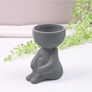 Vaso Decorativo de Cerâmica em formato de figura, com acabamento em cinza, ideal para decoração de ambientes.